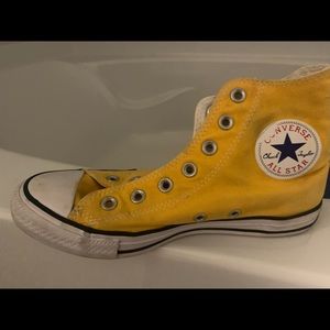 Yellow high top converse. Great condition. I’ll clean well before shipping.